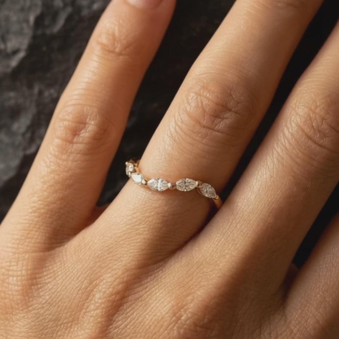 luxurious wedding ring in gold with 5 marquise cut diamonds 